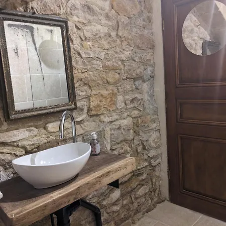 Manoir Du Boscau, Louis Ix Apartment